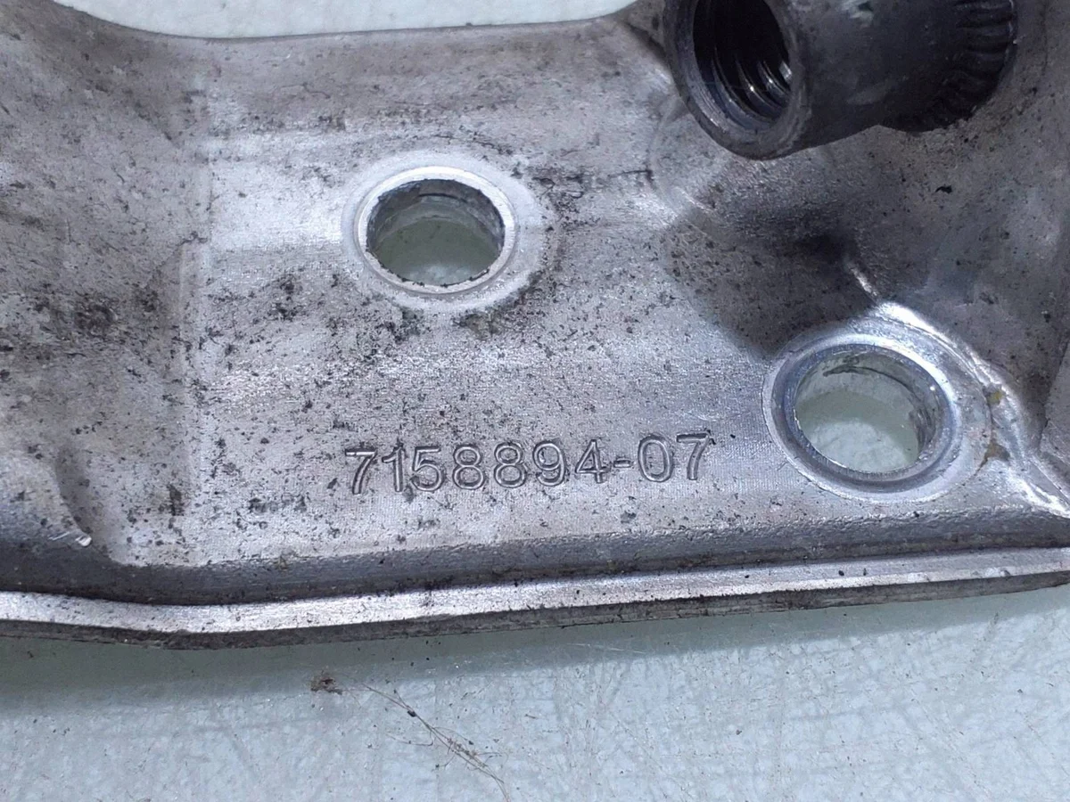 BMW M5 2012 Puskurin Tuki 7158894 image 3