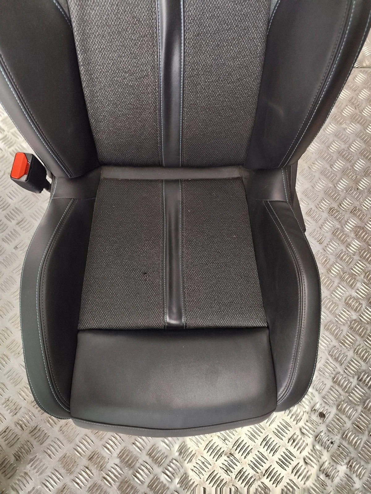 Peugeot 308 III GT Fahrersitz gebraucht image 4
