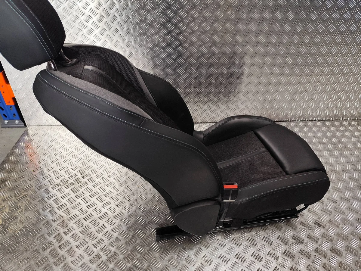 Peugeot 308 III GT Fahrersitz gebraucht image 7