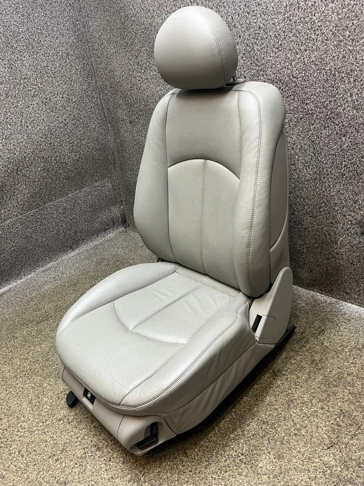 Mercedes W211 nahkaverhoiltu istuin A2118602705 image 3