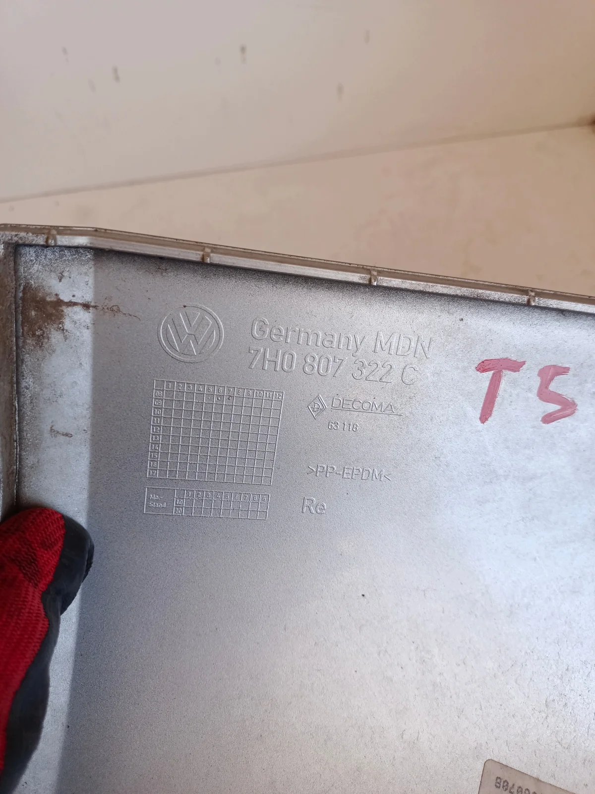 VW Multivan T5 Bumper Corner Right 7H0807322C image 10