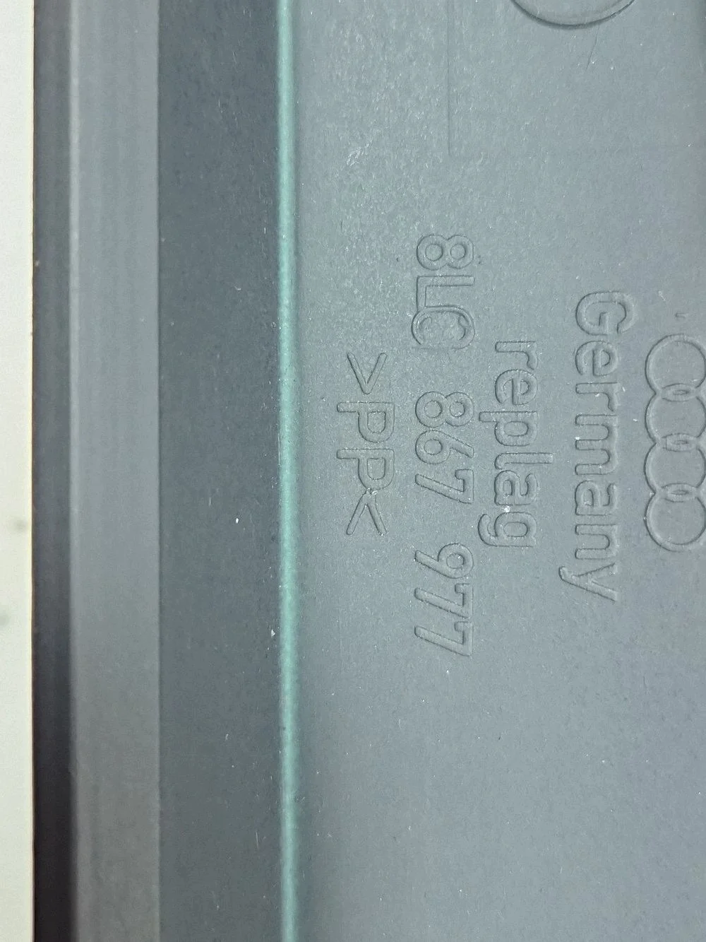 Plastique hayon Audi A3 S3 8L 8L0867977 image 7