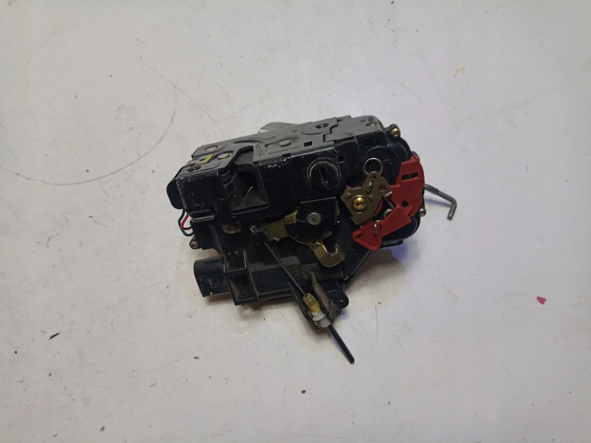 Takaluukun lukko Audi A4 S4 B6 8E 8H image 5
