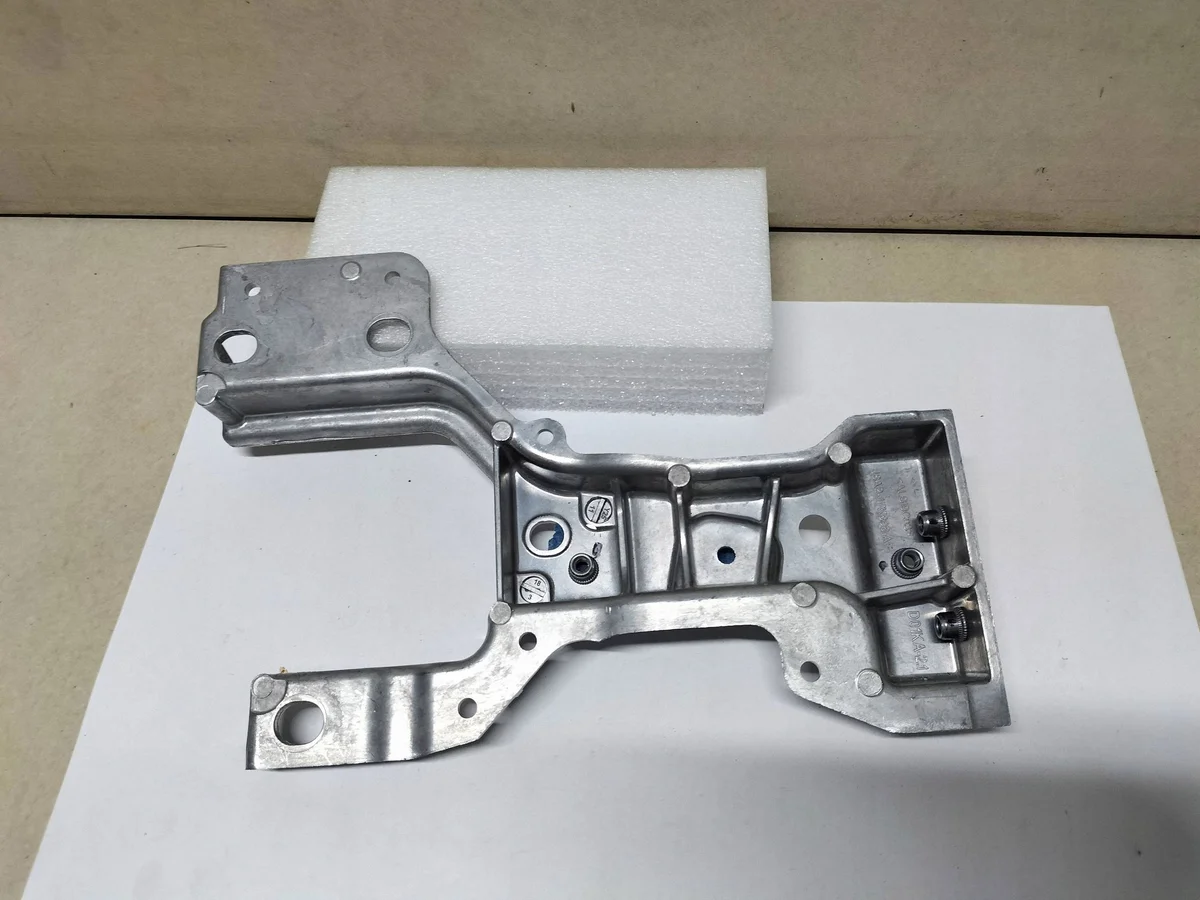 Range Rover Velar Halterung Stoßstange J8A217K898AF image 7