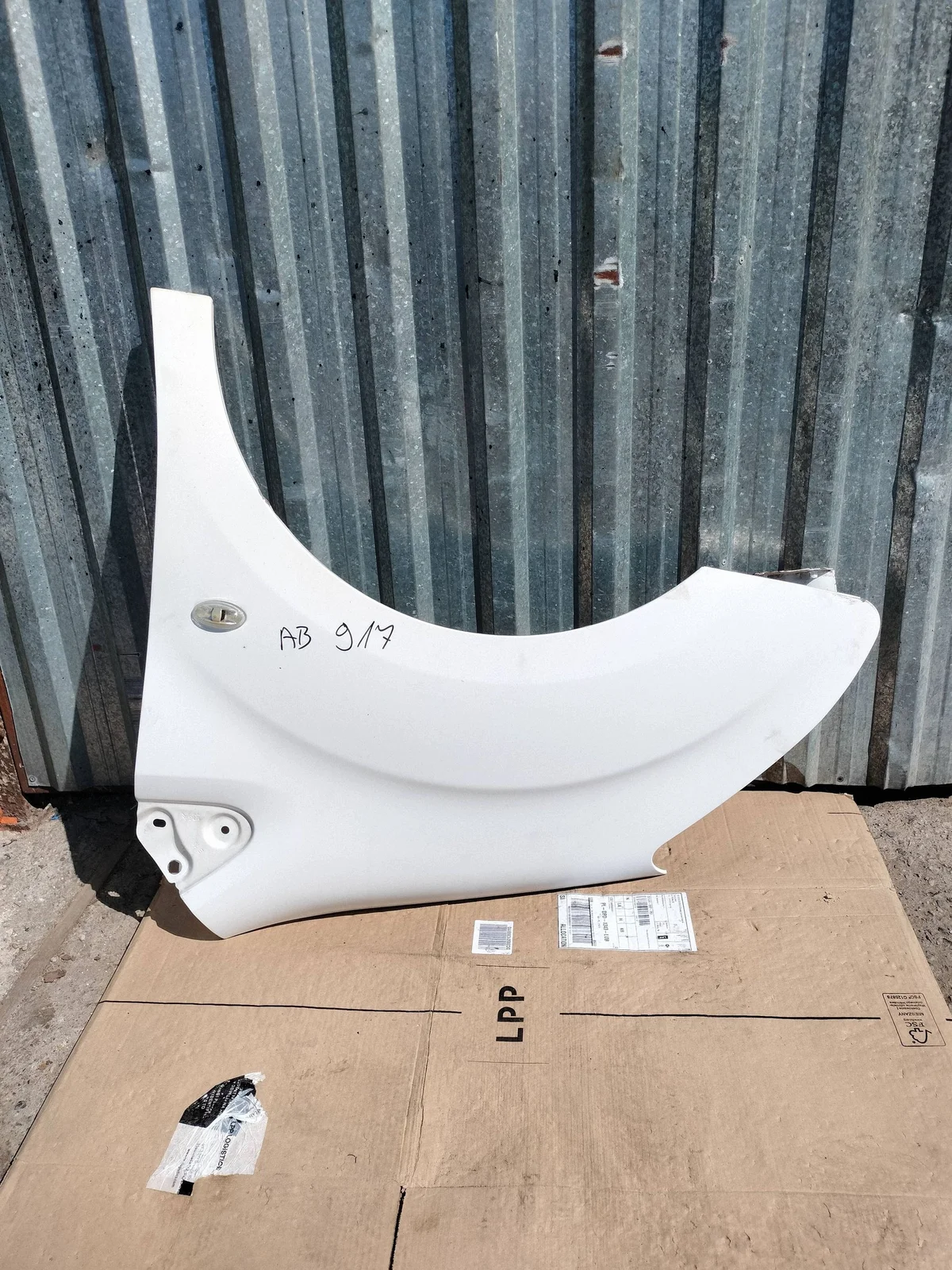 Citroen Berlingo etulokasuoja vasen AB917