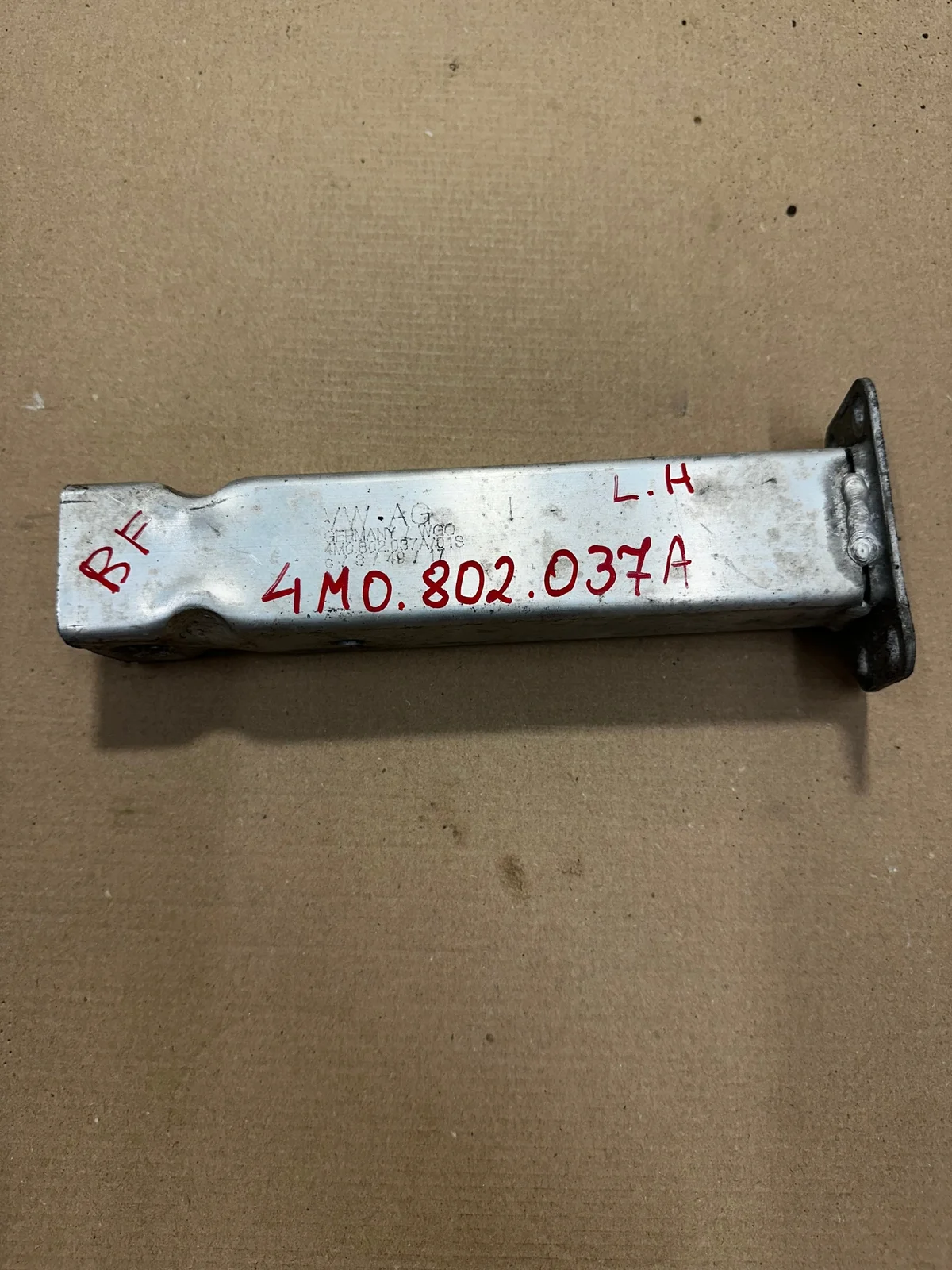 Audi Q7 Q8 främre krockzon vänster 4M0802037A