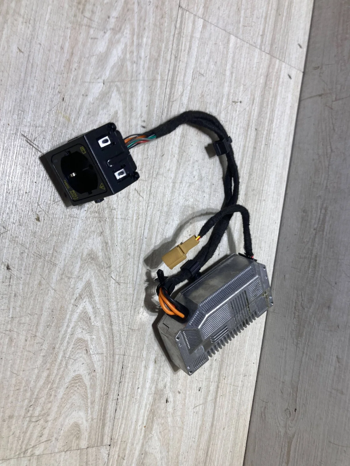 Omvandlare 230V Skoda Octavia Mk4 3F0907155