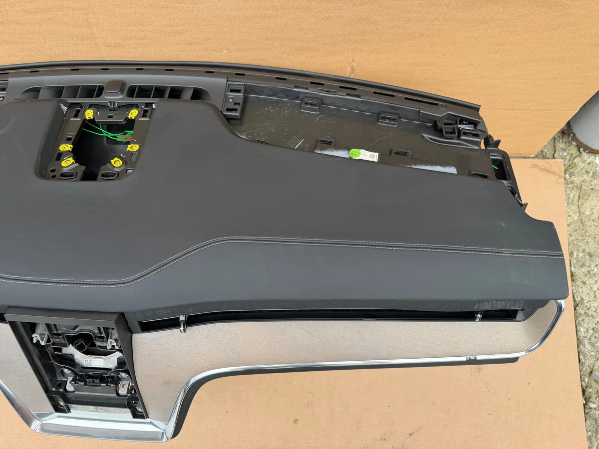 Volvo EX90 Dashboard Console Leer Gebruikt image 5