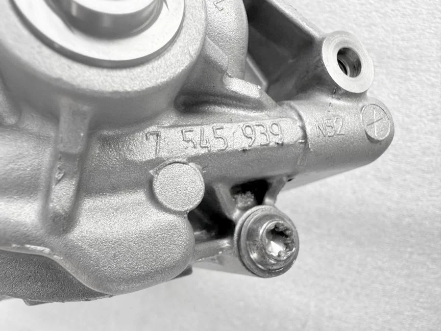 Bomba de Óleo BMW OE 7545939 Usada image 3