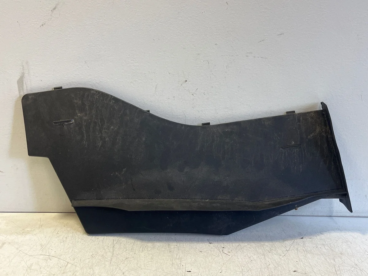 Audi e-tron tuulilasin alareuna vasen 4KR819447