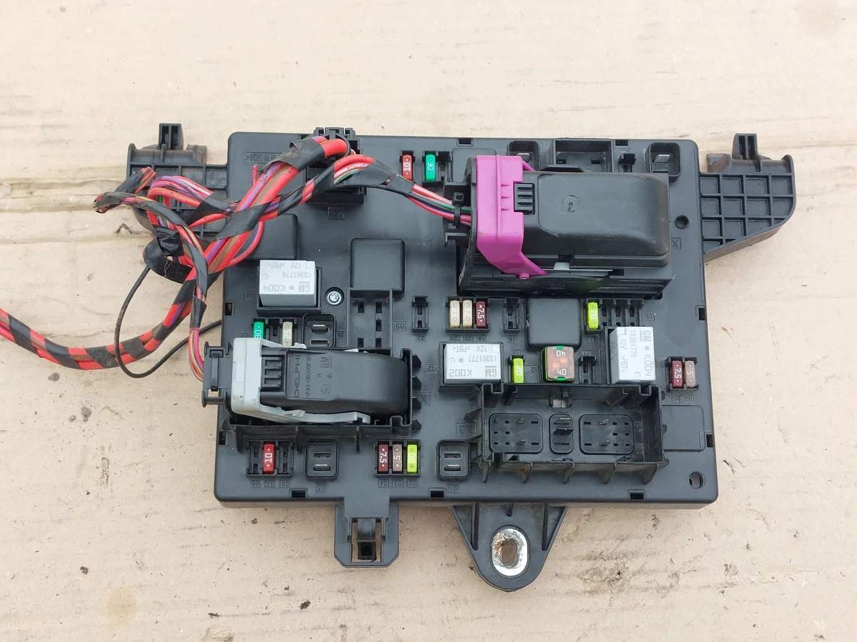 Module commande Opel Zafira C 1.6 Turbo 13368653