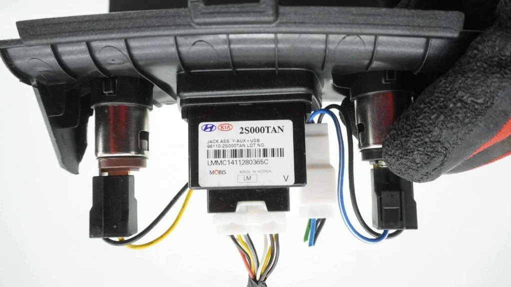 Hyundai IX35 USB-Buchse 96110-2S000TAN image 4