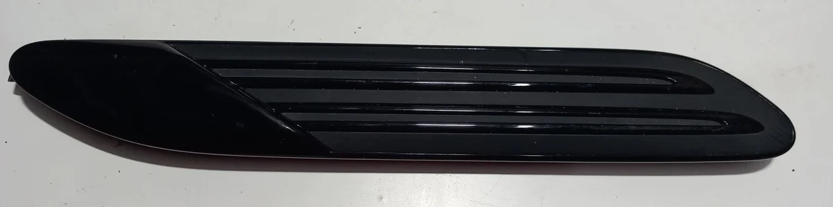 Tampa/Friso para-lama esquerdo Mercedes-Benz A2326985100