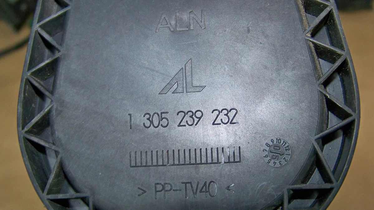 VW Touran 1 Tappo Lampada 1305239232 image 4