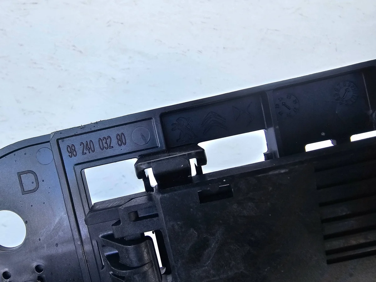 Peugeot 5008 II Keil Rad Organizer 9824003280 image 5