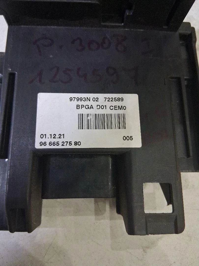 Module de tension batterie Peugeot 3008 image 3