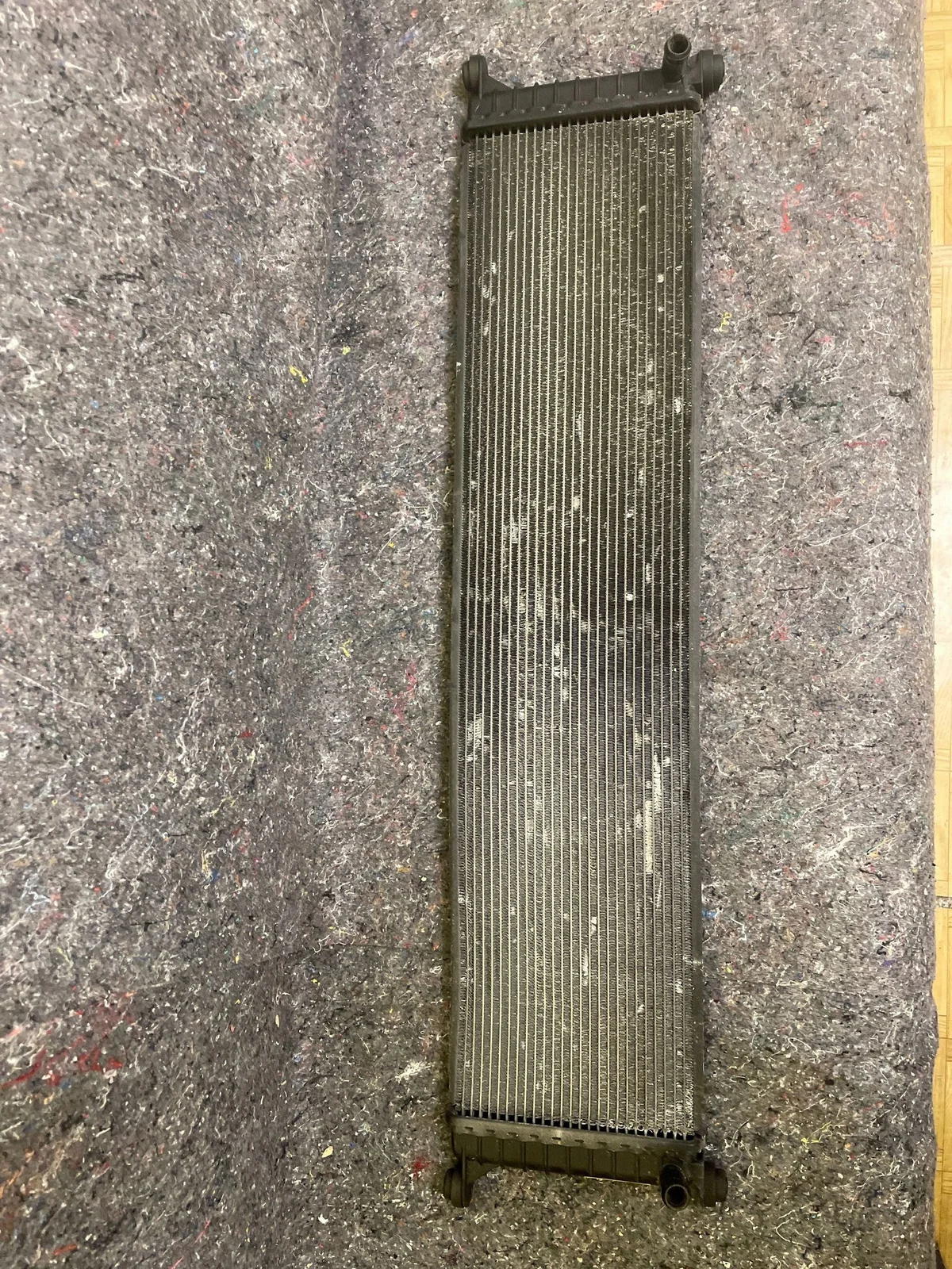 Tesla S LIFT Jäähdytin Vesi 1057999-00-B