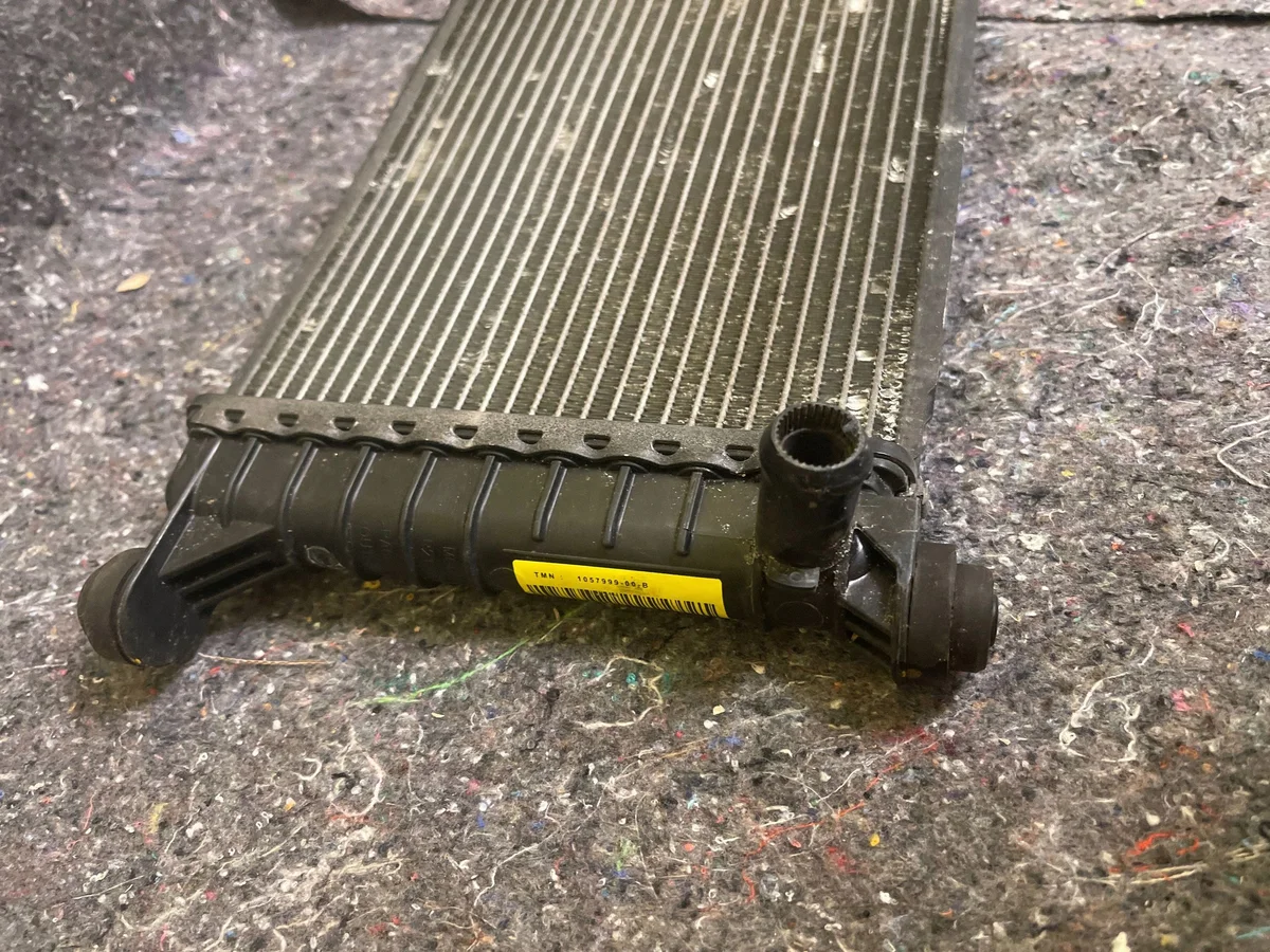Tesla S LIFT Jäähdytin Vesi 1057999-00-B image 3