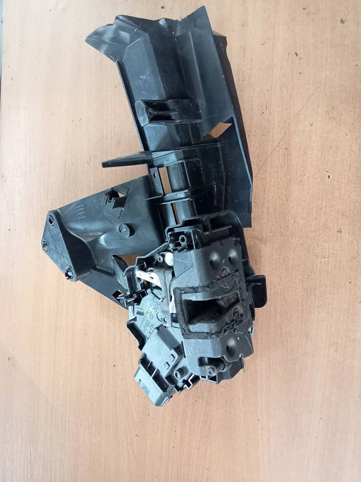 Dörrlås Fram Höger Ford C-MAX I 240000100