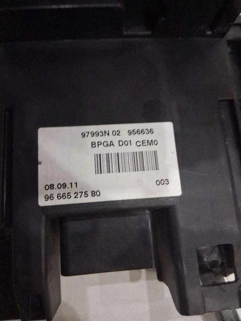 Módulo de Voltaje Peugeot 5008 2.0 HDI Usado image 3