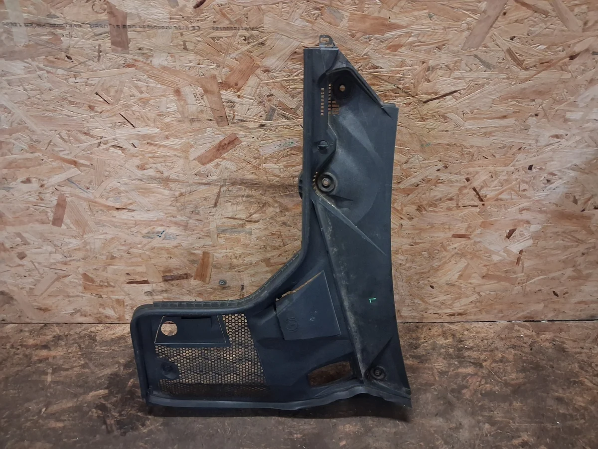Mercedes C W205 13-21 Vänster Sköld A2058308902