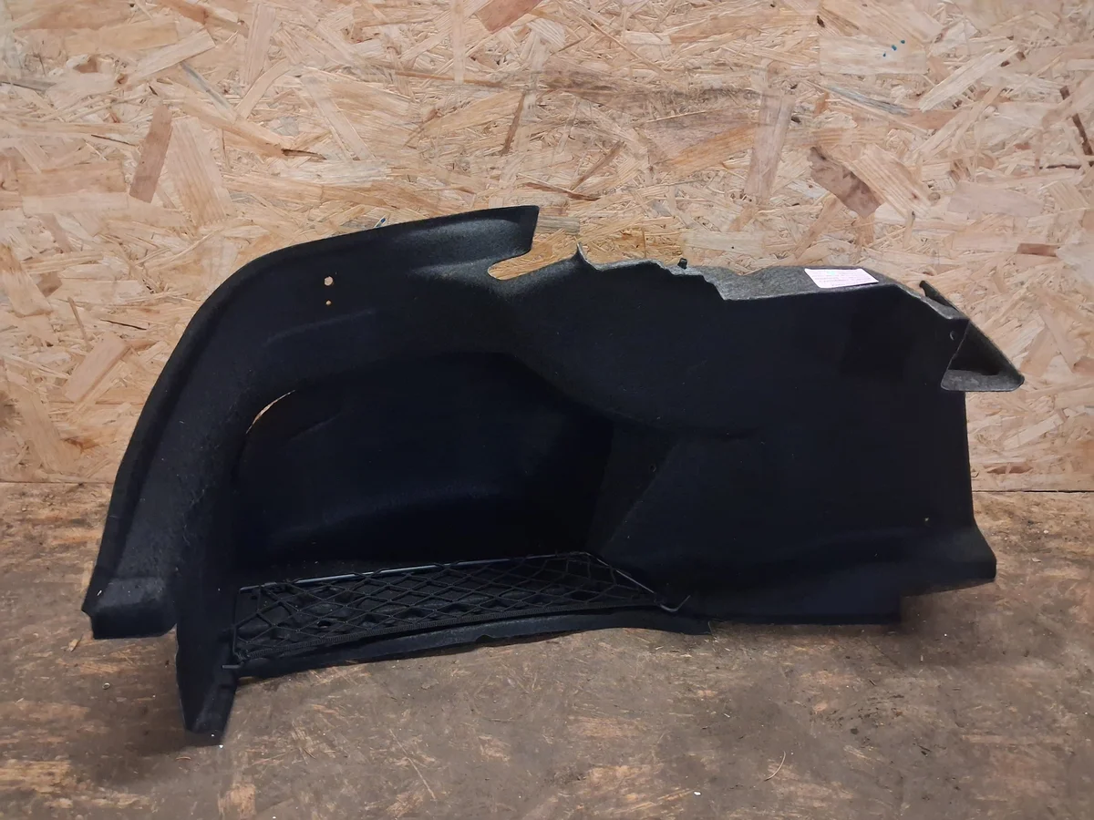 Mercedes C W205 kofferbakbekleding links