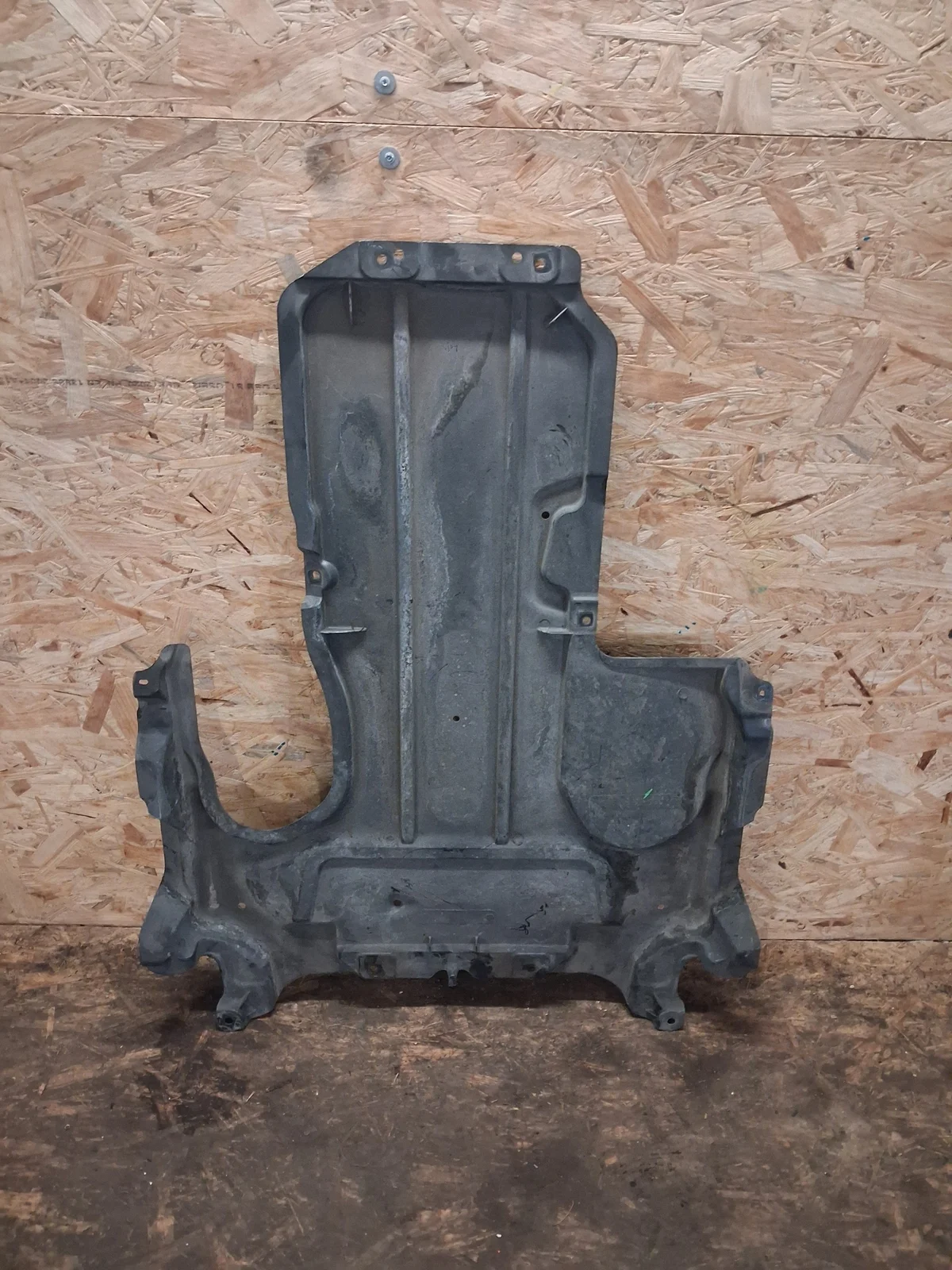 Beschermplaat onder motor Mercedes C W205 A2055240000