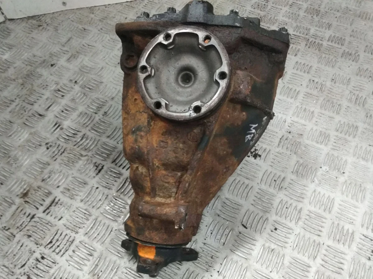 Mercedes-Benz C W203 Differenzial hinten A2103510805 image 3