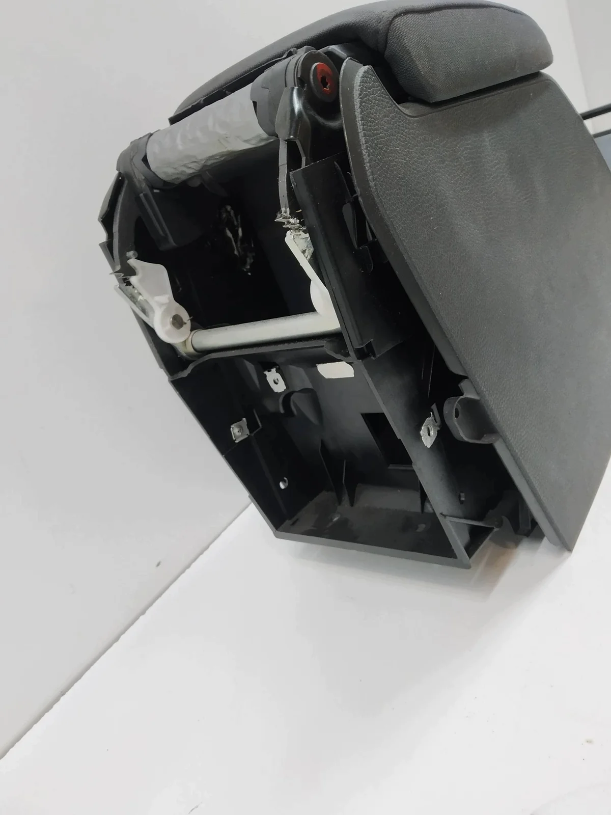 Mittkonsol VW Golf V (2004-2009) Armstöd image 4
