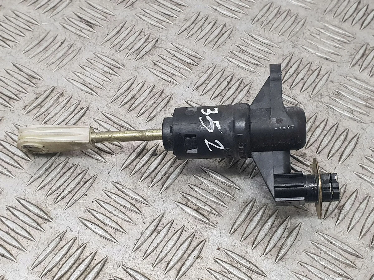 Bomba de embrague Skoda OE 8E1721401AG Usada