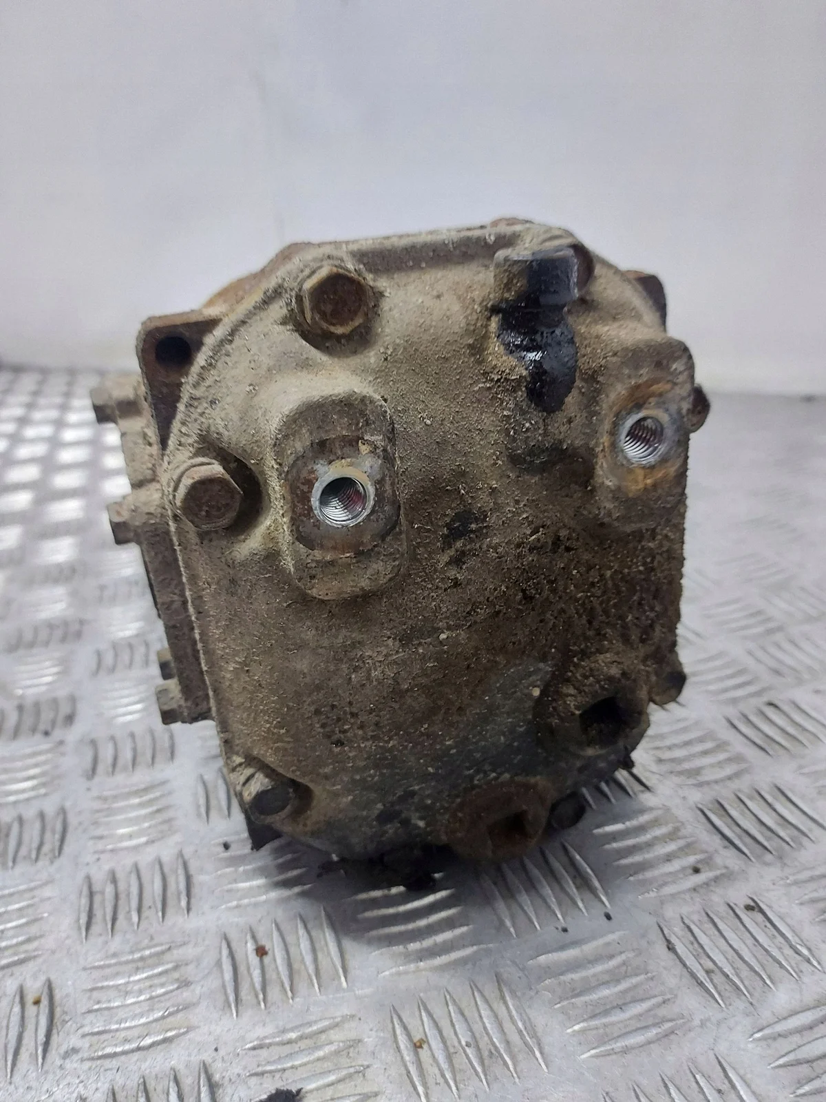 2001 Subaru Legacy Rear Differential W10 image 3