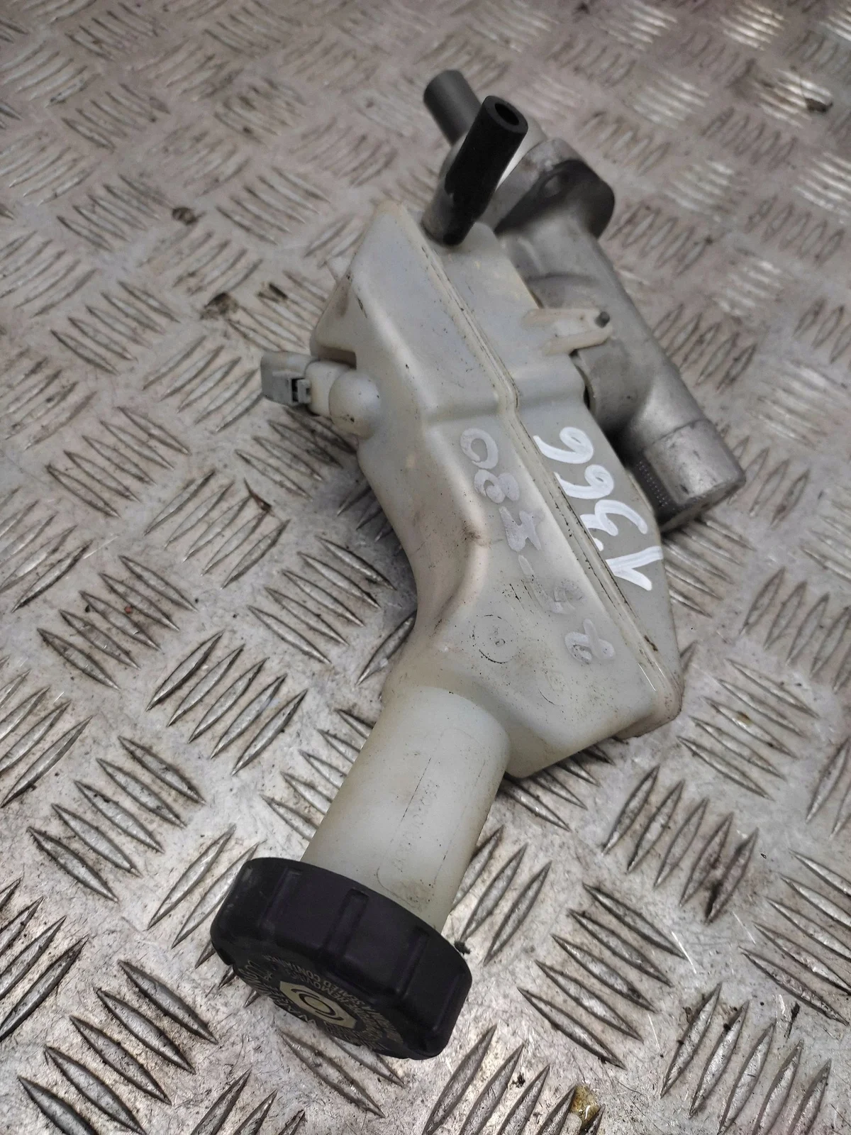 Renault Modus Bremsflüssigkeitsbehälter 8200304083 image 3