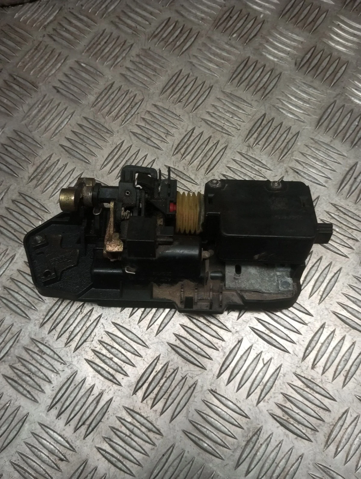 Trunk Handle Mercedes E W211 Used image 3