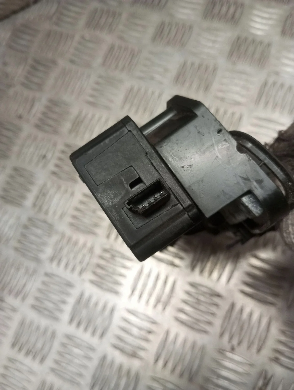 Trunk Handle Mercedes E W211 Used image 4