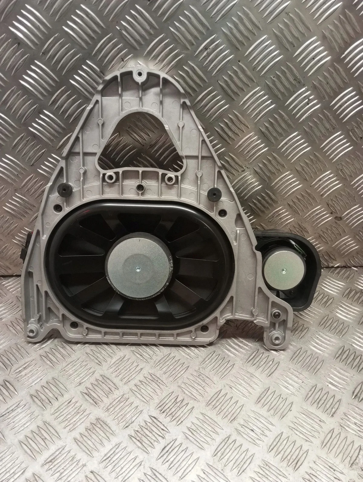 Subwoofer Harman Logic7 Mercedes W204 A2048204902 image 3