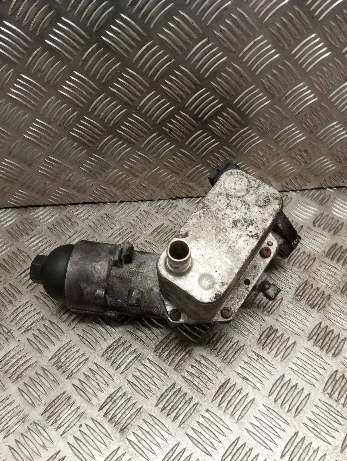 BMW 5 E60 E61 Öljynsuodattimen pohja NMZ36116