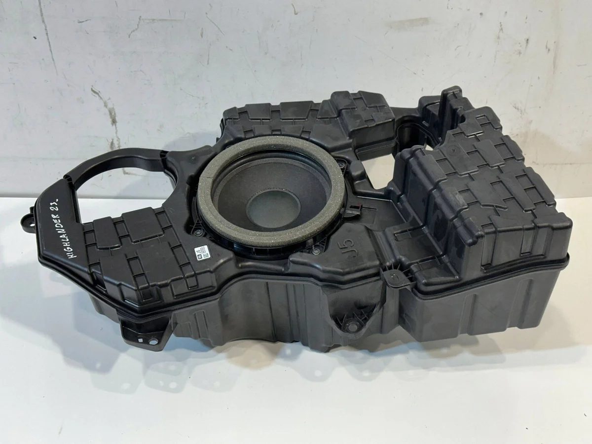 Subwoofer Toyota Highlander XU70 861500E060