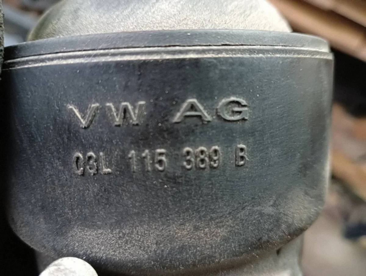 VW Golf VI 1.6 TDI Ölfiltergehäuse 03L115389B image 4