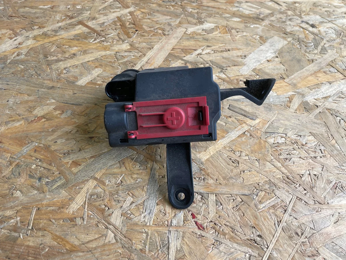 Audi A4 B9 A5 Klemme Stromverteiler 8W0941823F image 3