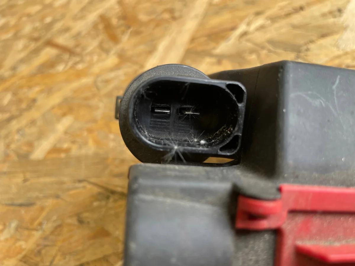 Audi A4 B9 A5 Klemme Stromverteiler 8W0941823F image 4
