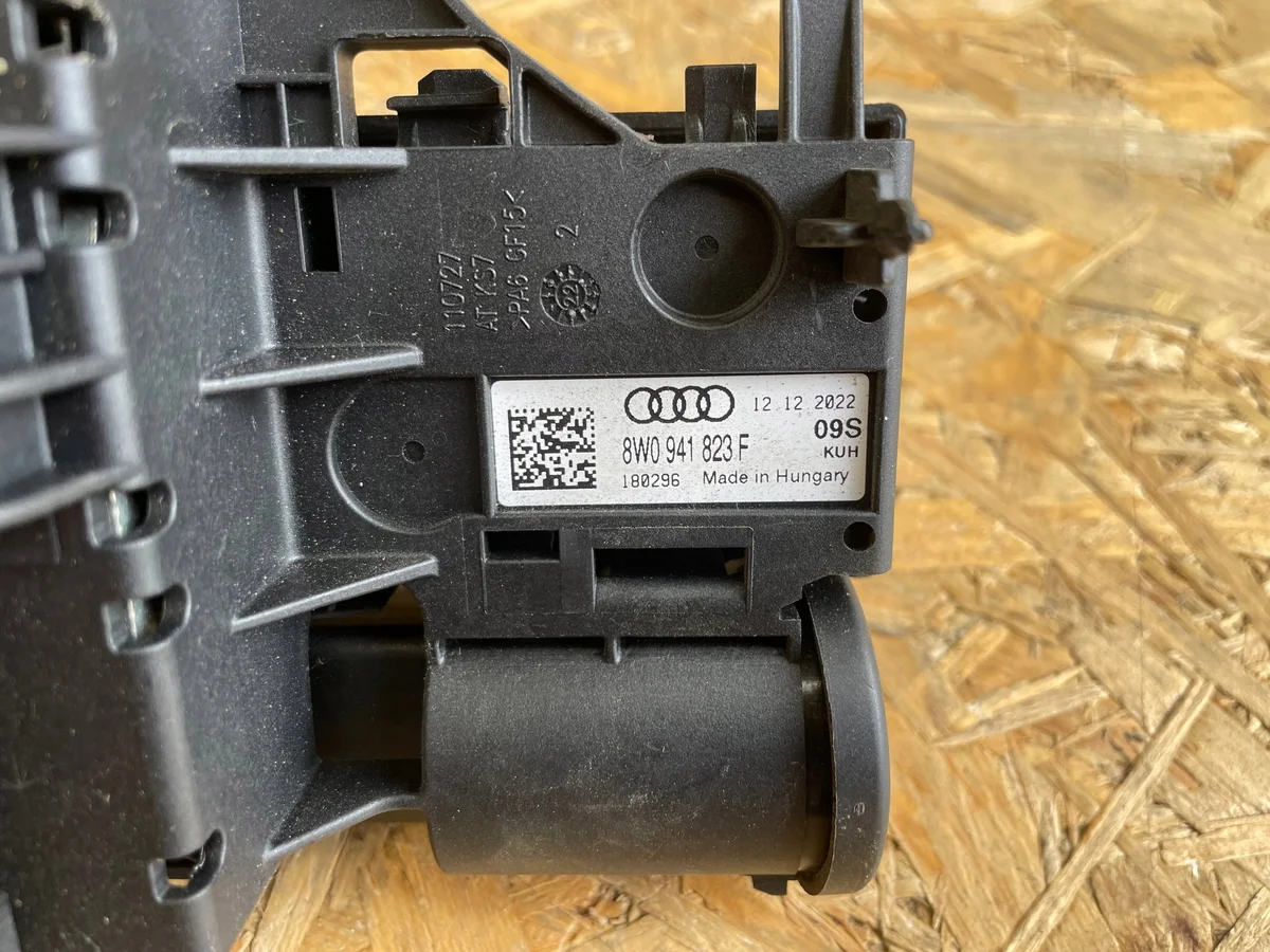 Audi A4 B9 A5 Klemme Stromverteiler 8W0941823F image 6