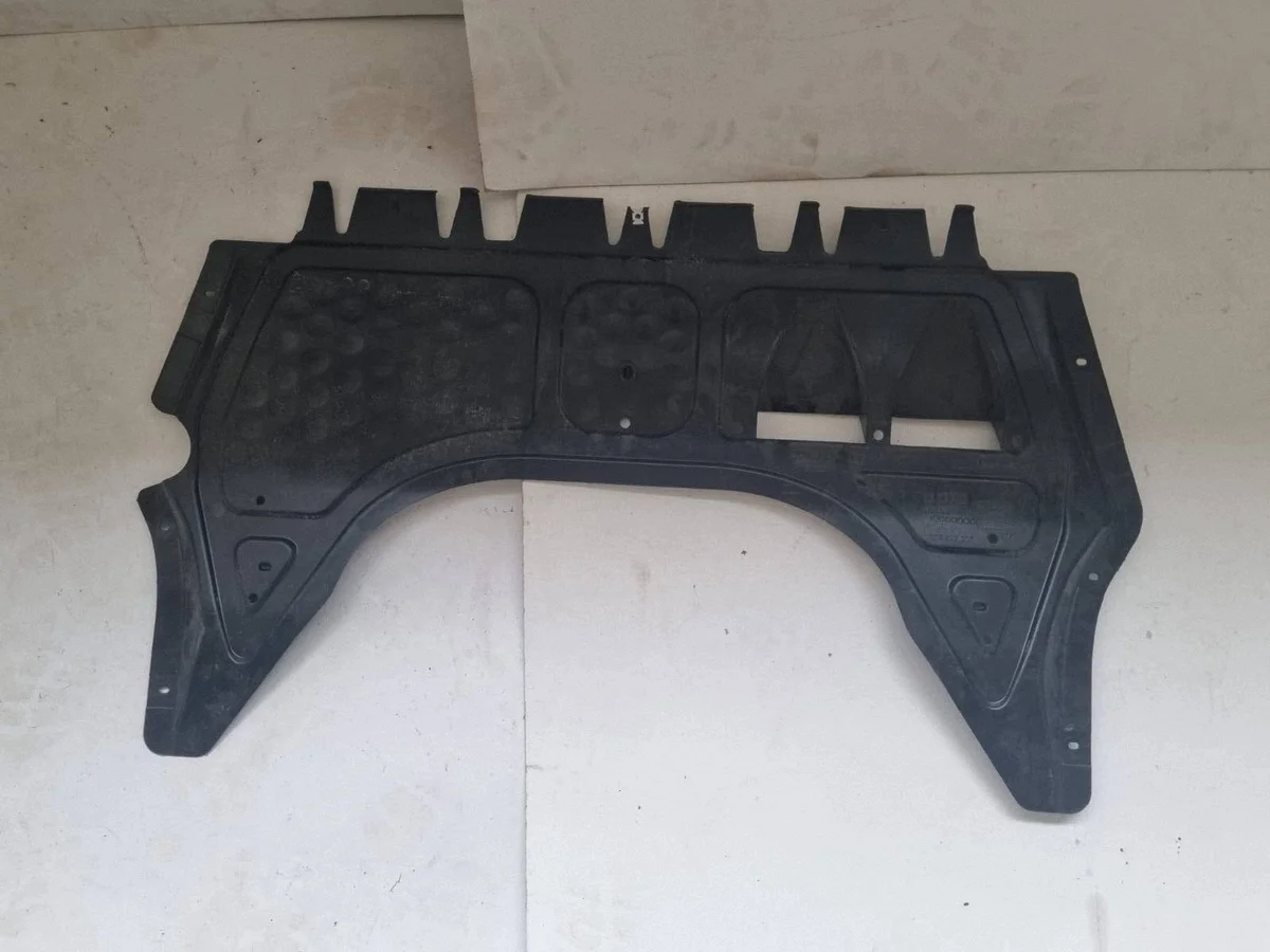 PASSAT B7 CC 10- SUOJALEVY MOOTTORIN ALLE 3C8825235