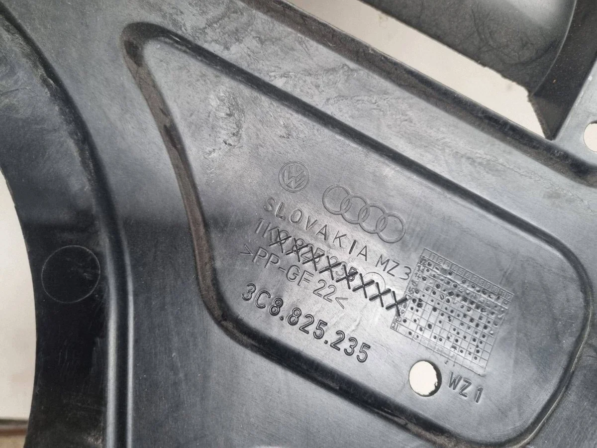VW Passat B7 CC 10- Cubierta bajo motor 3C8825235