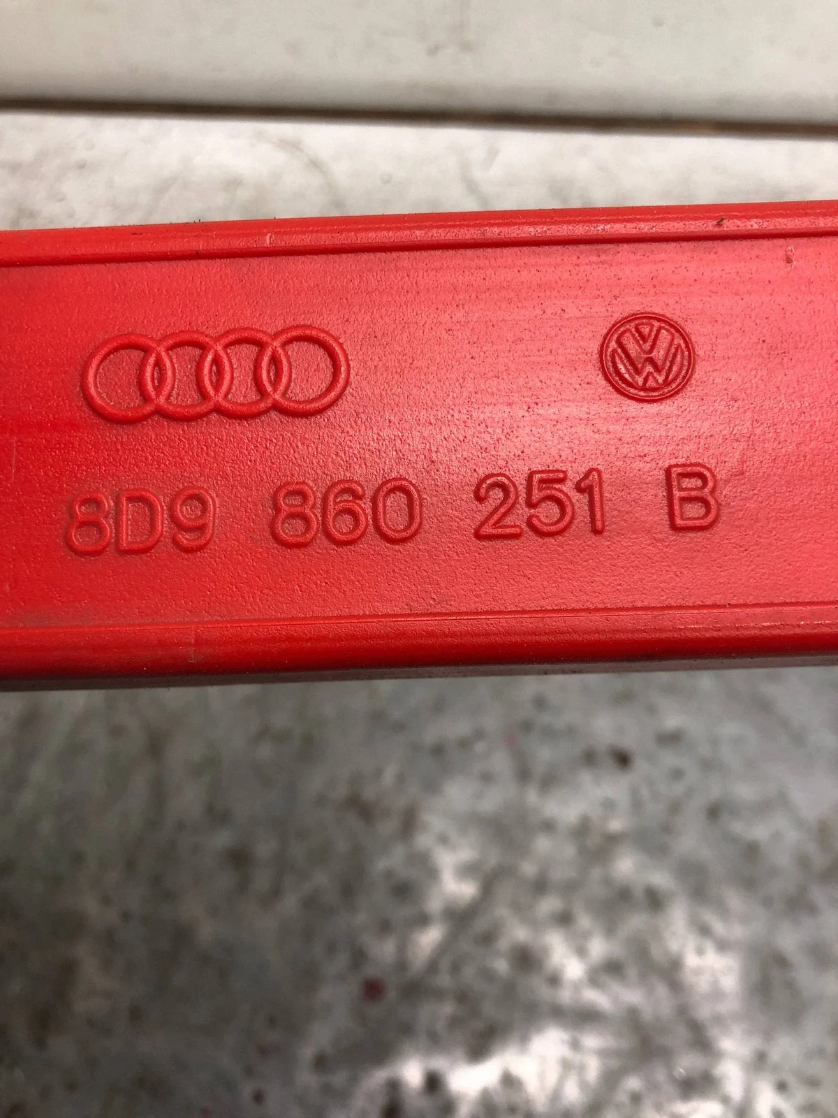 Triângulo de Sinalização Audi A4 B7 Usado image 3