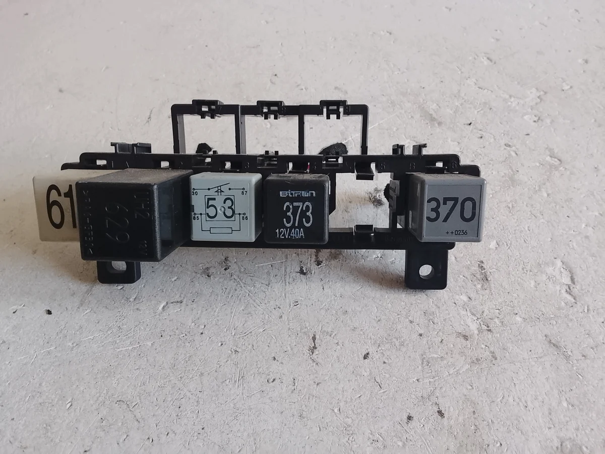 Paneel relais Audi A4 B6 B7 OEM 37037353602