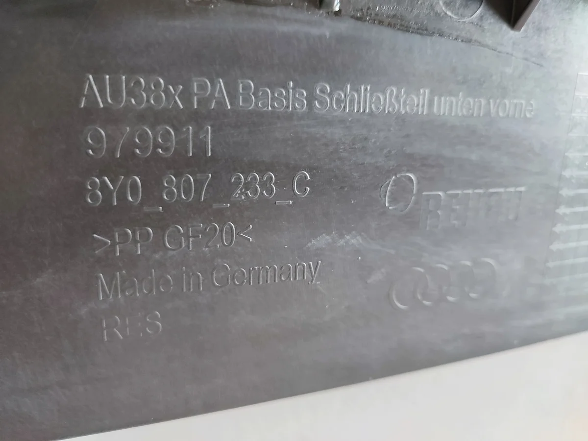 Audi A3 8Y0 Platte unter Stoßfänger 8Y0807233C image 10