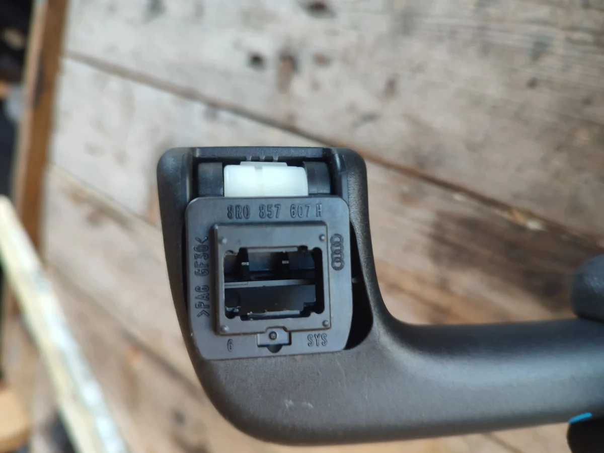 Handtag innertak höger bak Audi A4 B9 image 3