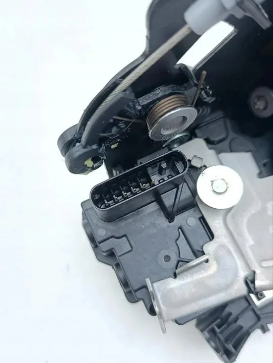 Land Rover Defender L663 Serrure Coffre L8B2404D88AB image 8