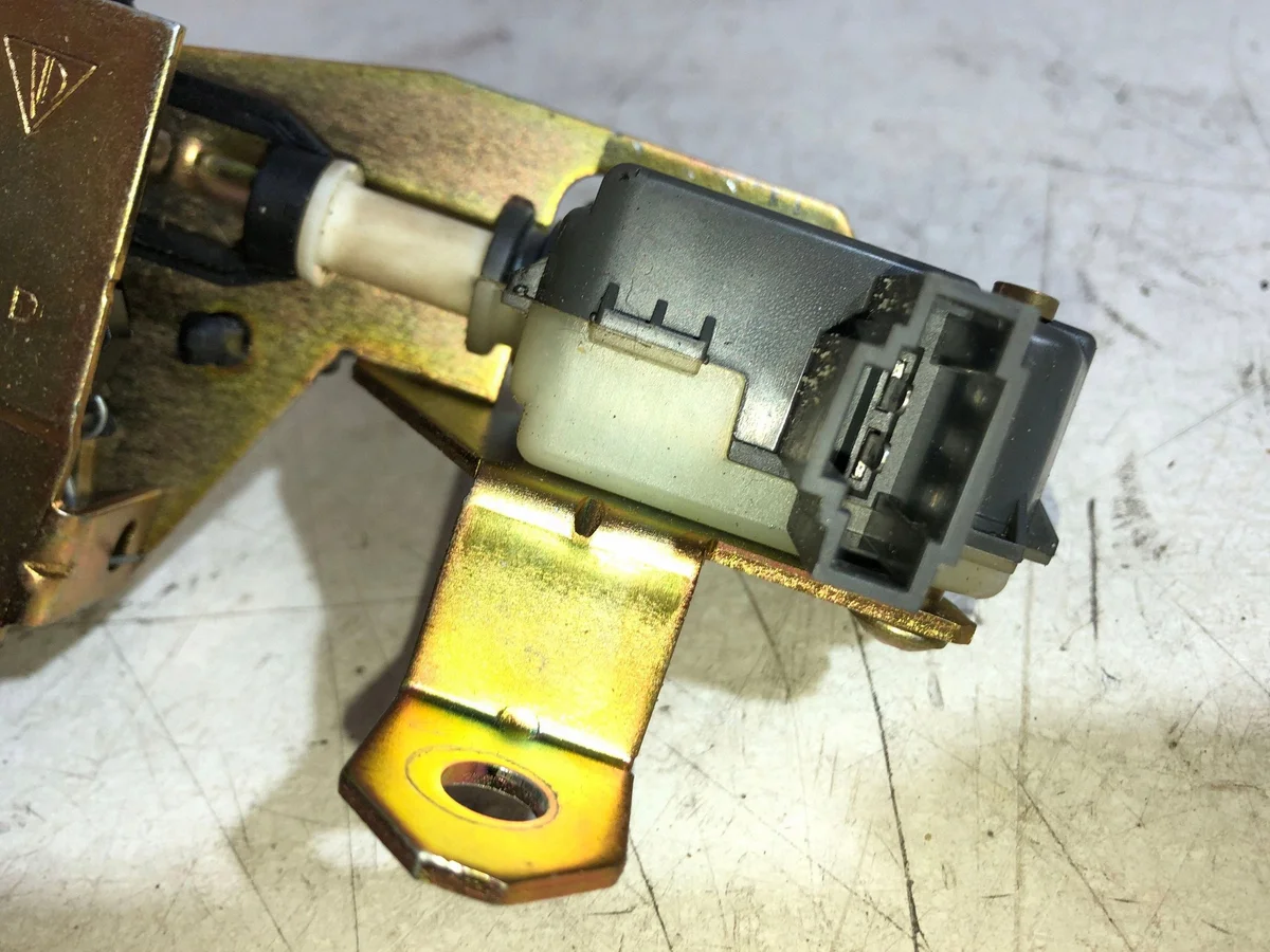 2005 VW Touareg Trunk Latch 7L0827506D image 3