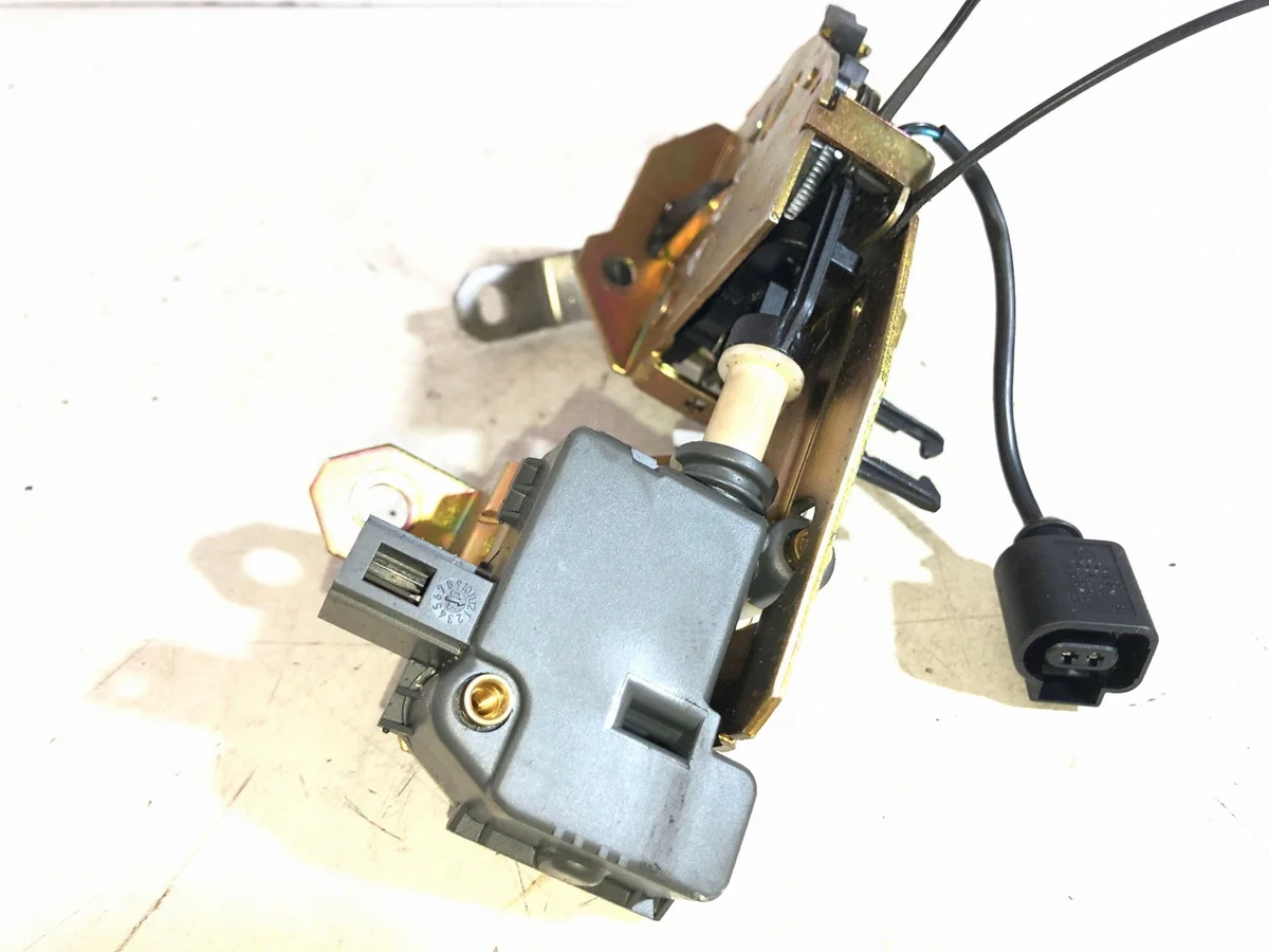 2005 VW Touareg Trunk Latch 7L0827506D image 4
